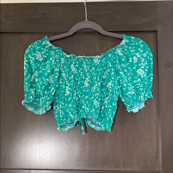 Urban Outfitters Ruched Flower Crop Top - Picture 2 of 3